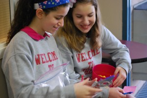 Sixth graders Ayelet Schuster (left) and Mirra Goldenberg